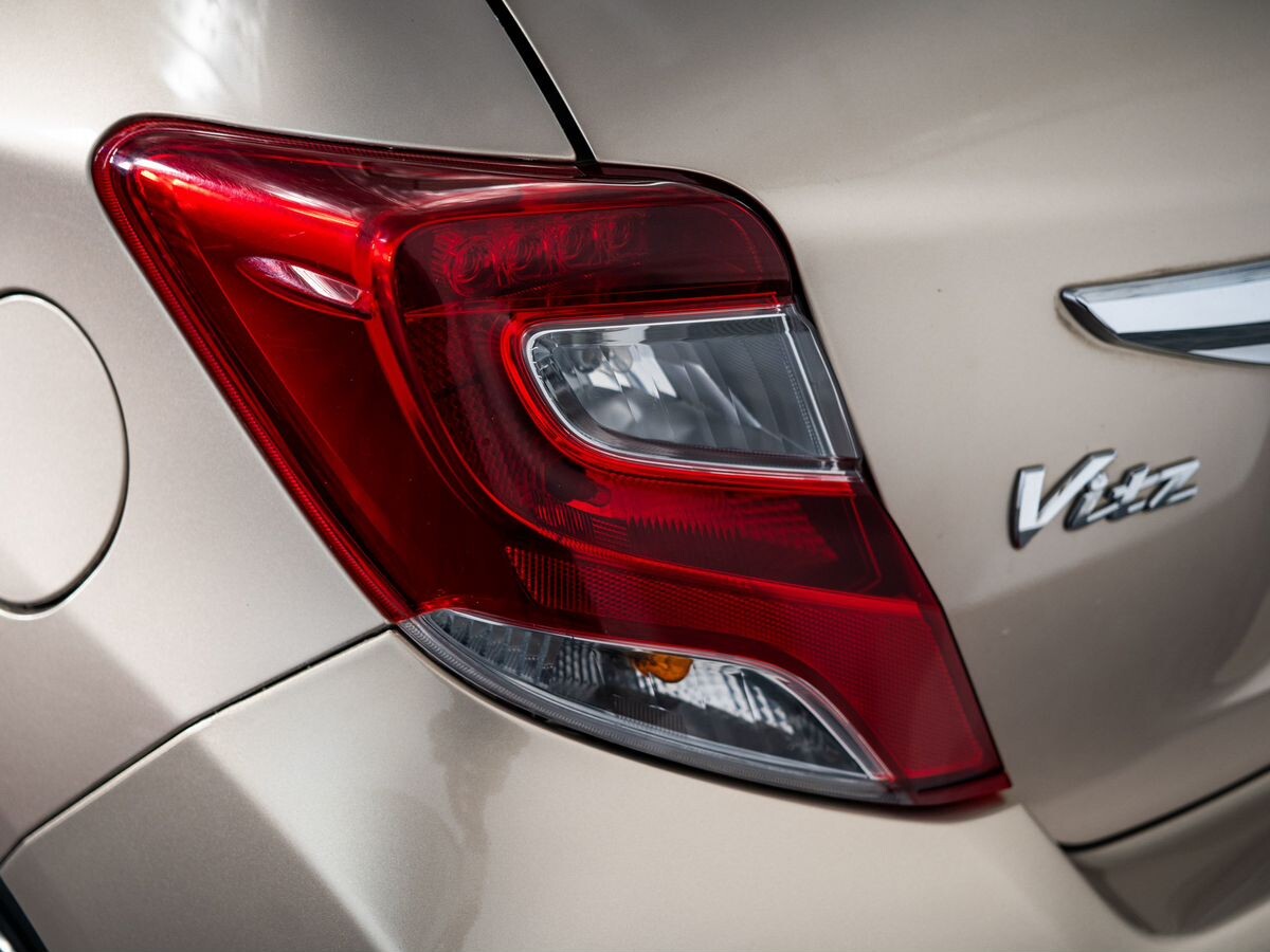 Toyota Vitz 2015 - фото автомобиля