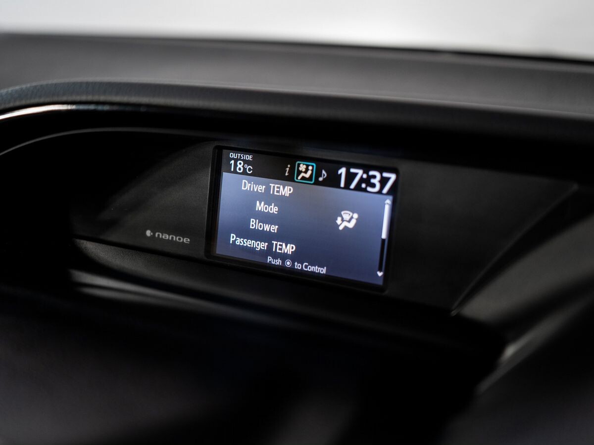 Toyota Esquire 2018 - фото автомобиля