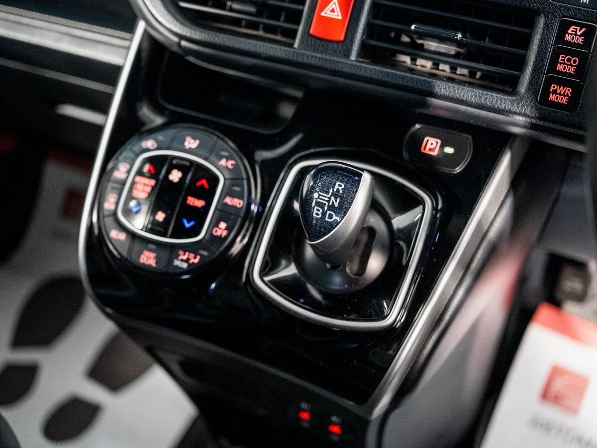 Toyota Esquire 2018 - фото автомобиля