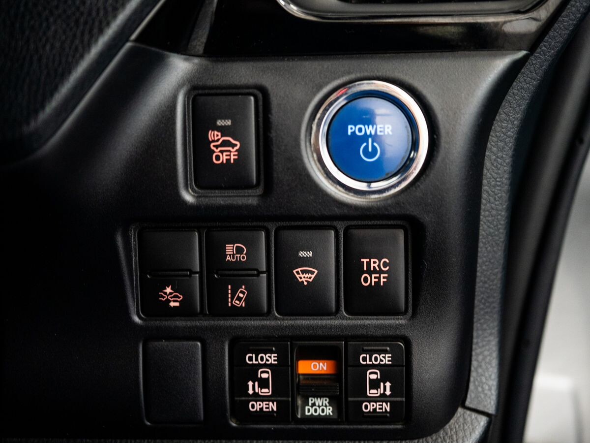 Toyota Esquire 2018 - фото автомобиля