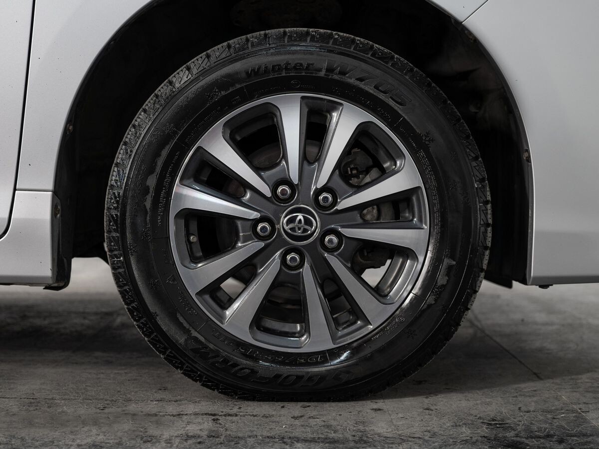 Toyota Esquire 2018 - фото автомобиля