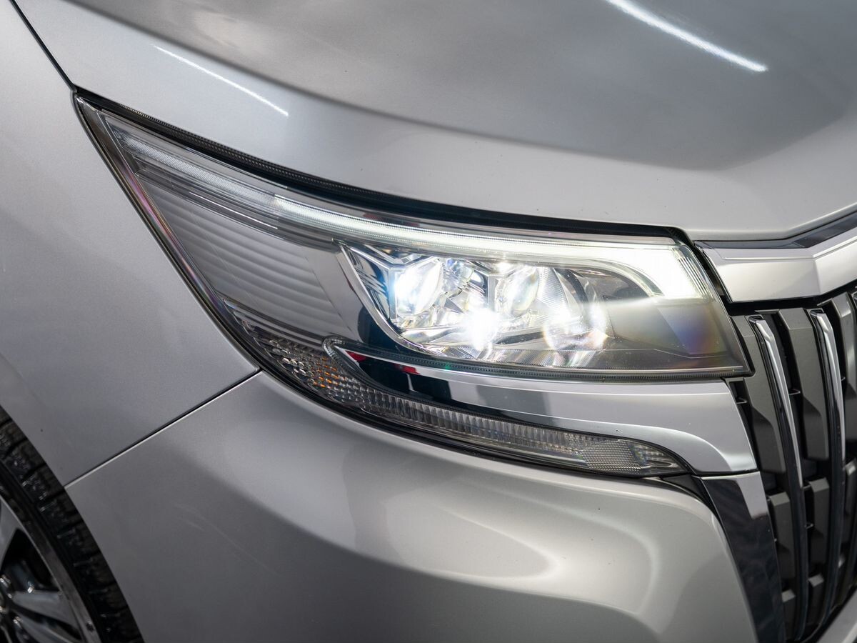 Toyota Esquire 2018 - фото автомобиля