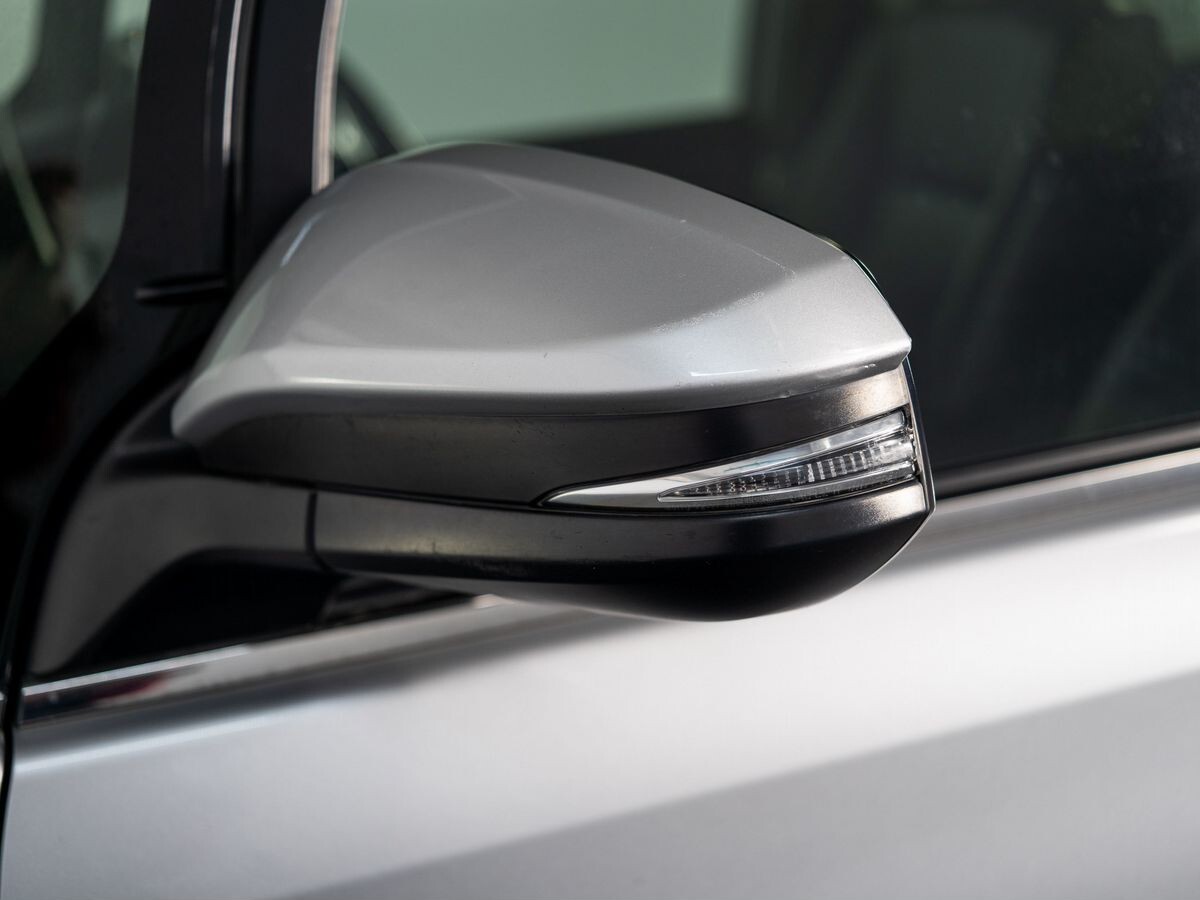 Toyota Esquire 2018 - фото автомобиля