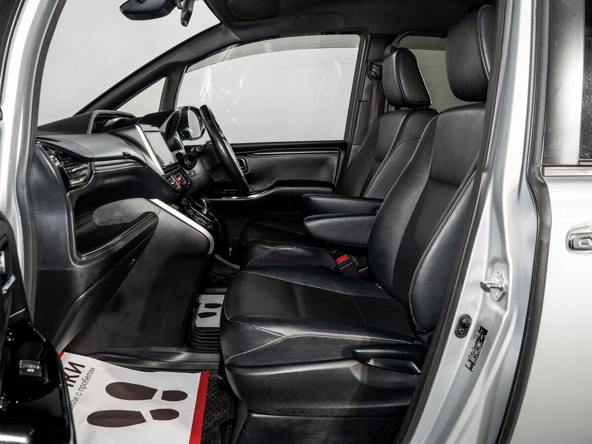 Toyota Esquire 2018 - фото автомобиля