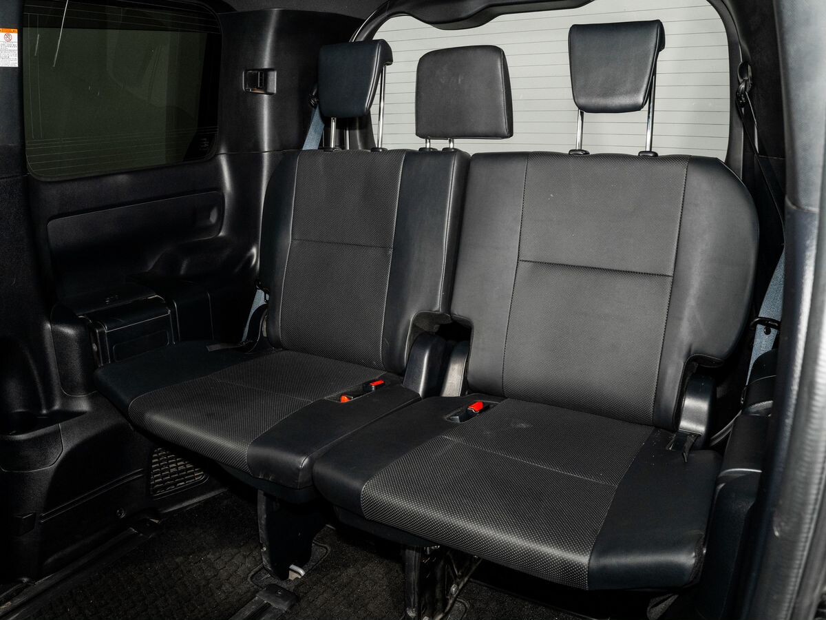 Toyota Esquire 2018 - фото автомобиля