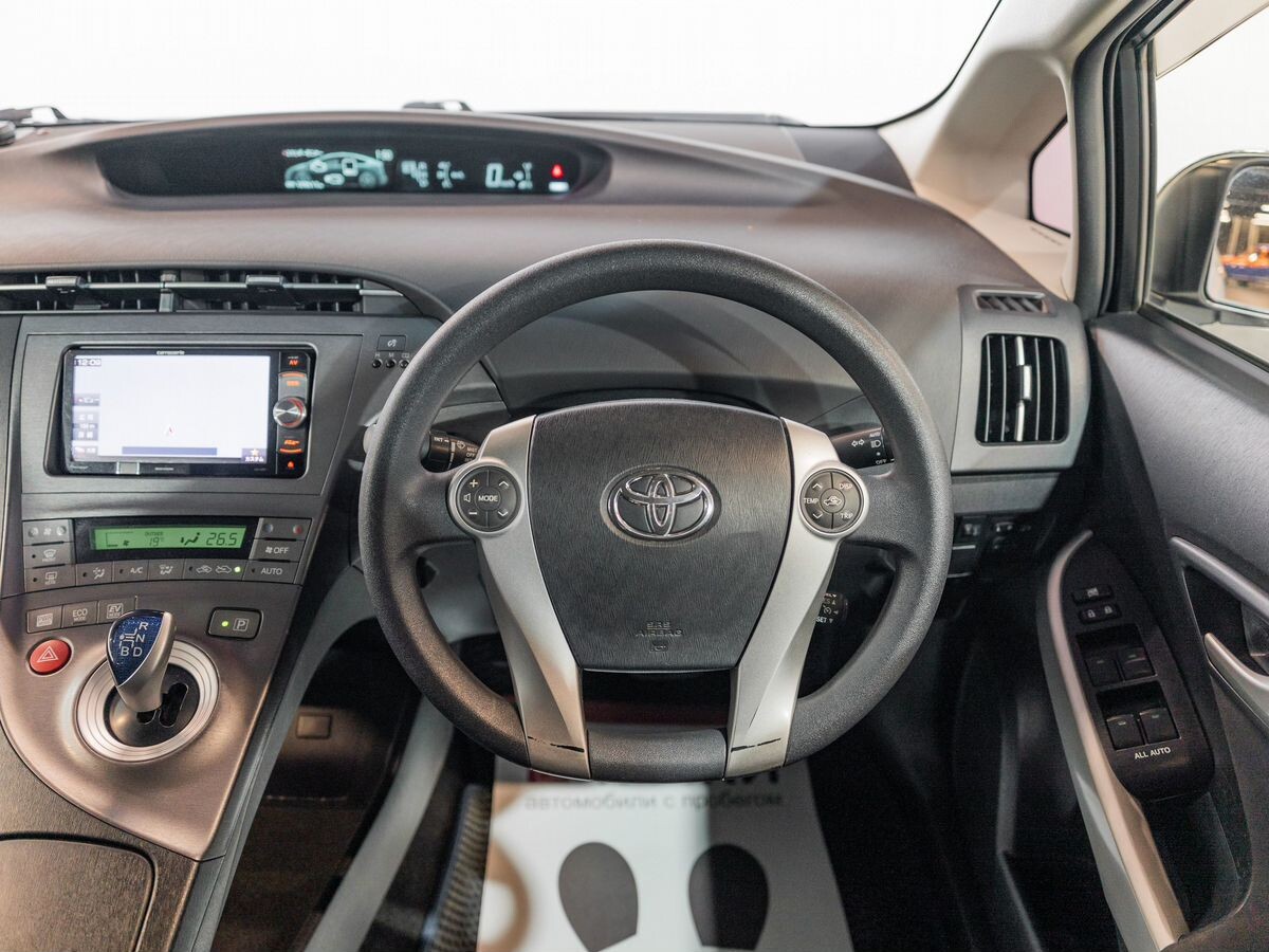 Toyota Prius 2015 - фото автомобиля