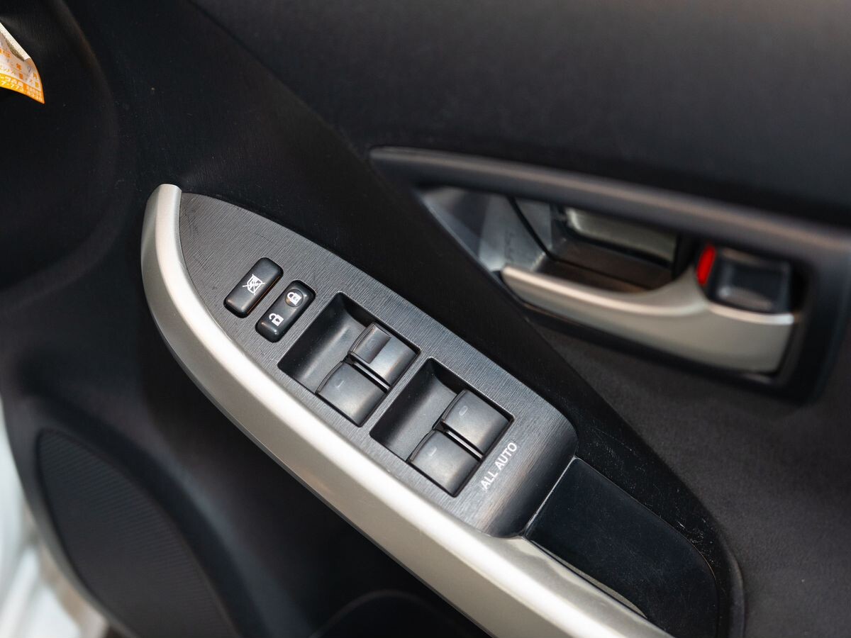 Toyota Prius 2015 - фото автомобиля