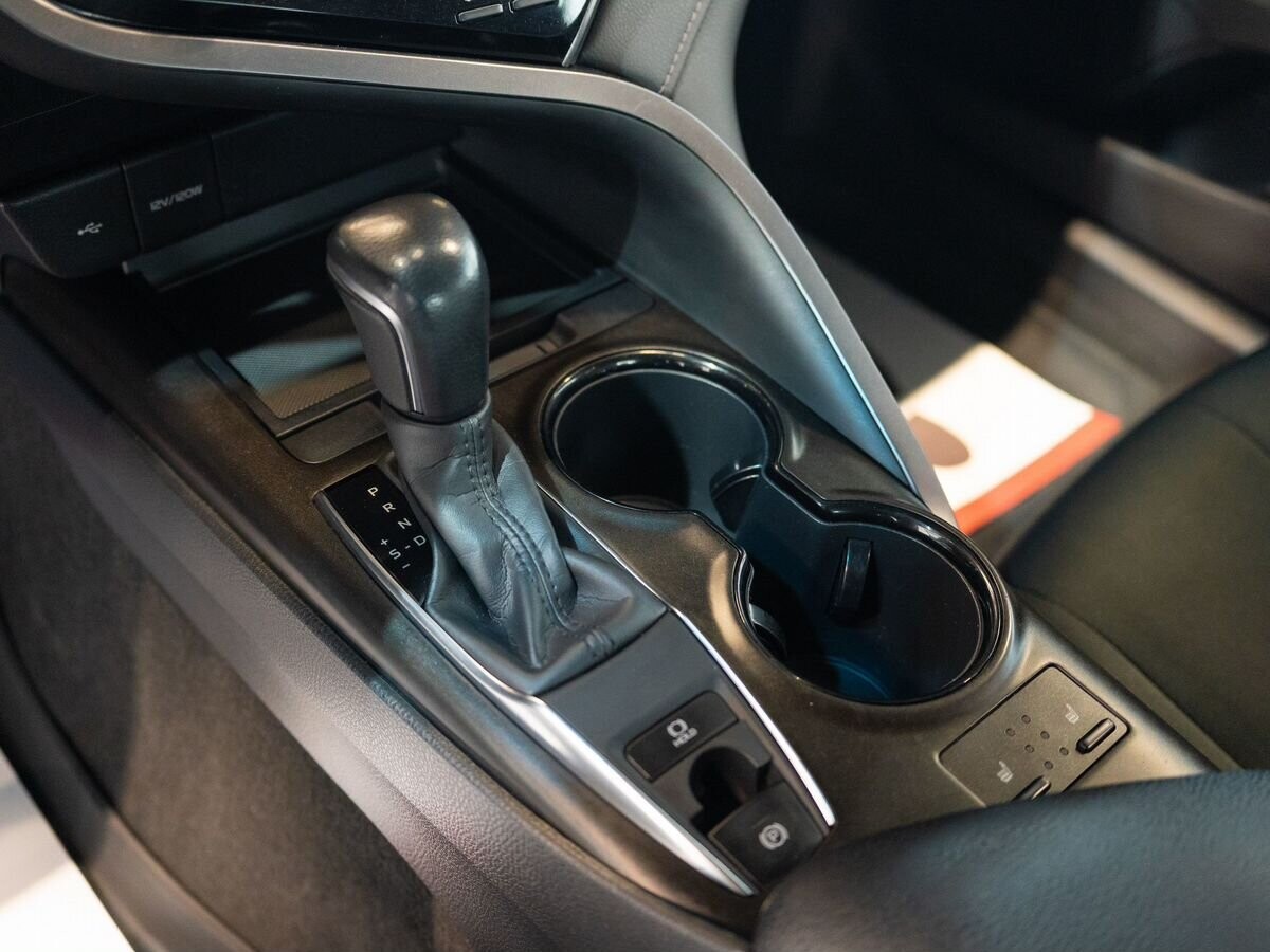 Toyota Camry 2021 - фото автомобиля