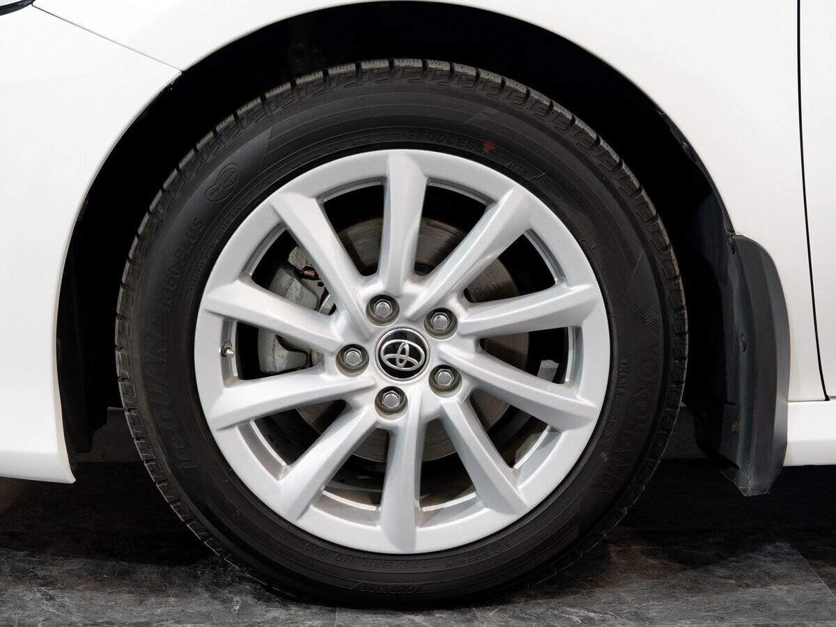 Toyota Camry 2021 - фото автомобиля