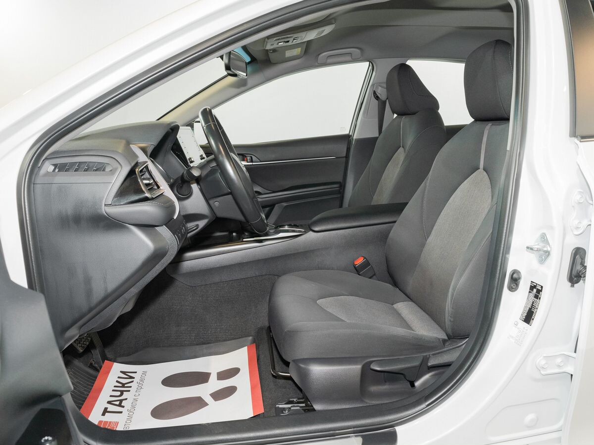 Toyota Camry 2021 - фото автомобиля