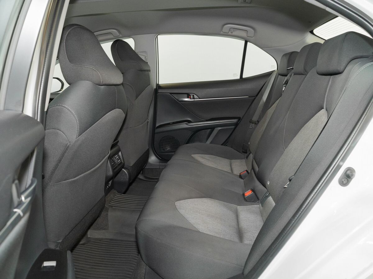 Toyota Camry 2021 - фото автомобиля