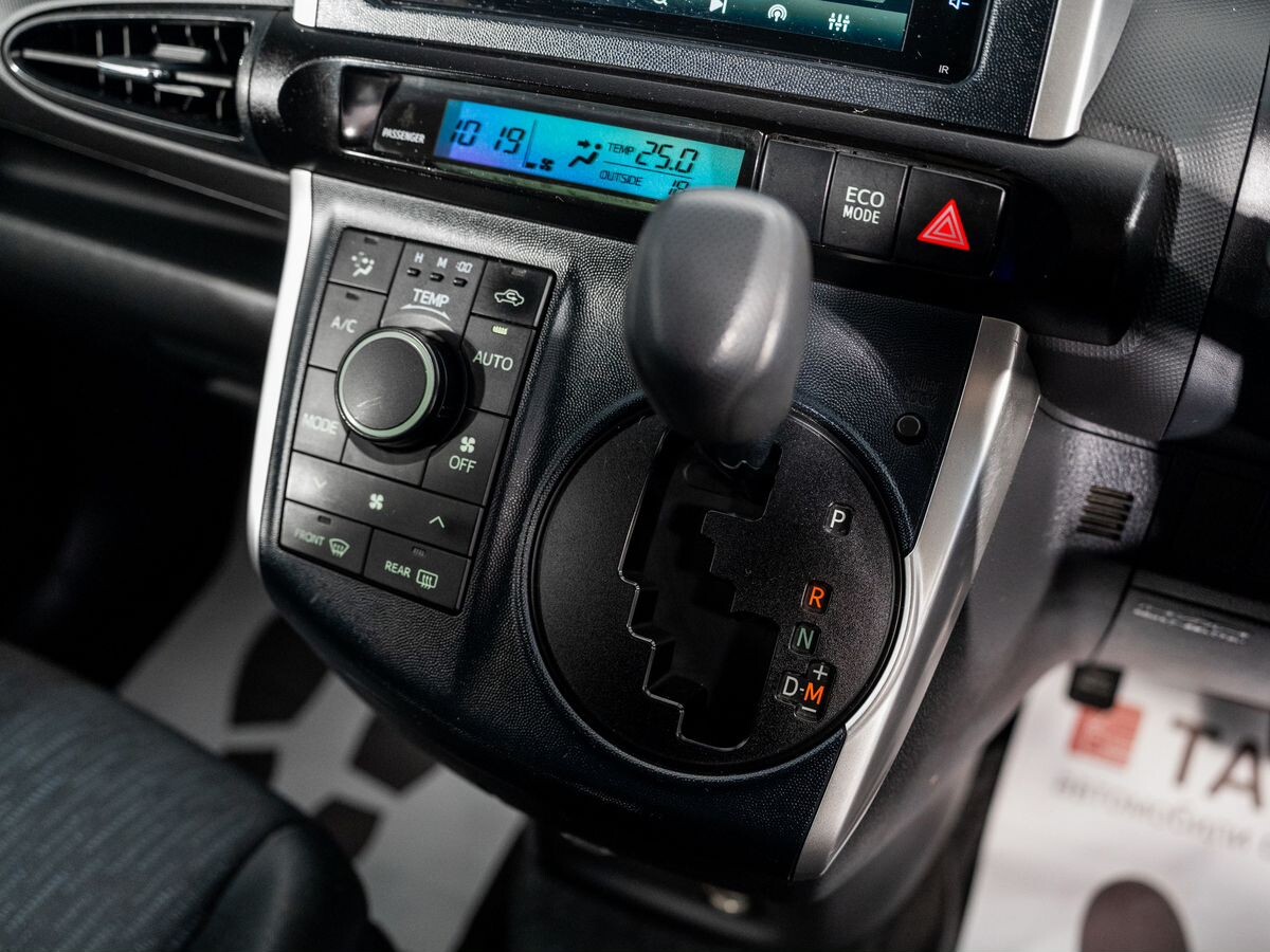 Toyota Wish 2009 - фото автомобиля