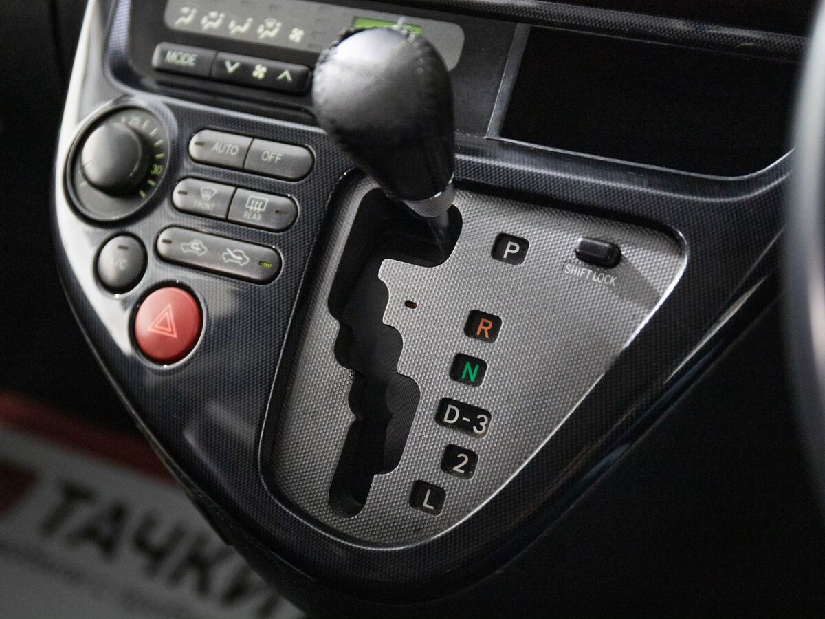 Toyota Wish 2003 - фото автомобиля