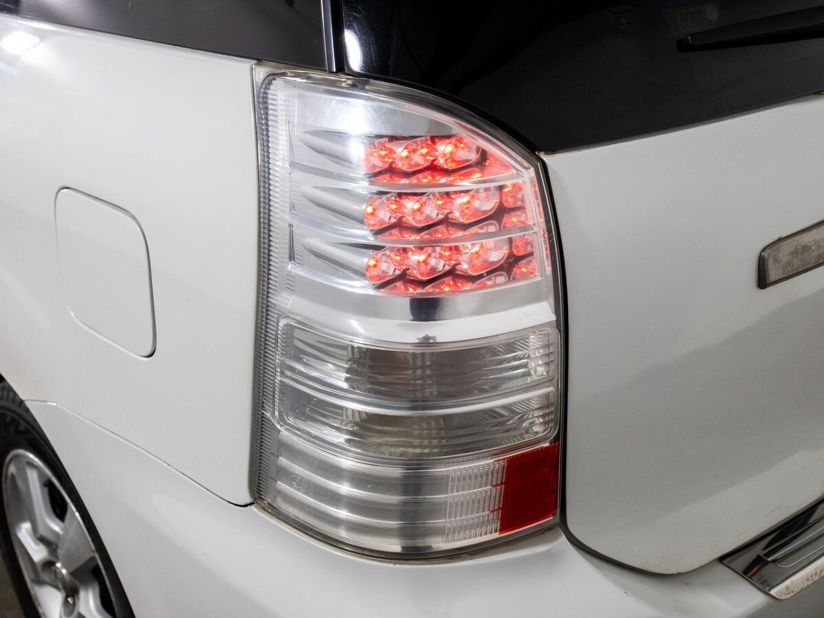 Toyota Wish 2003 - фото автомобиля