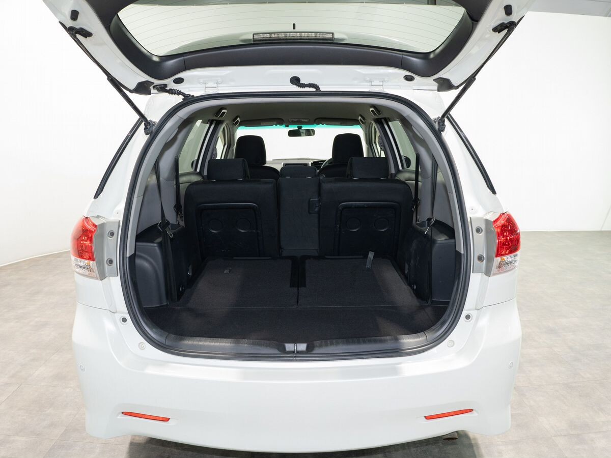 Toyota Wish 2010 - фото автомобиля