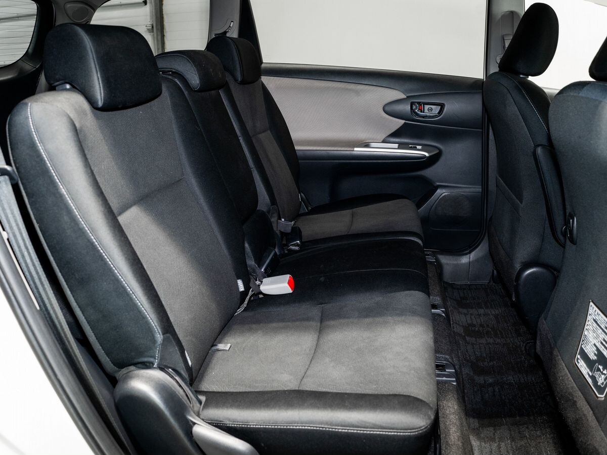 Toyota Wish 2010 - фото автомобиля