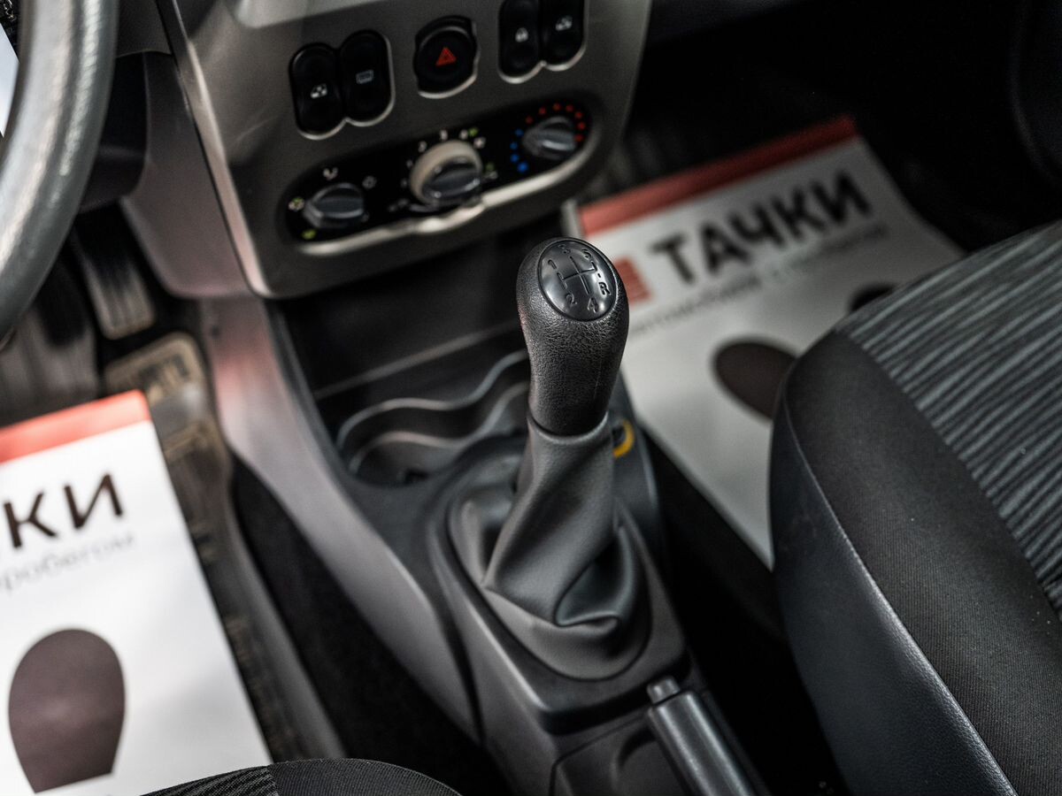 Renault Logan 2011 - фото автомобиля