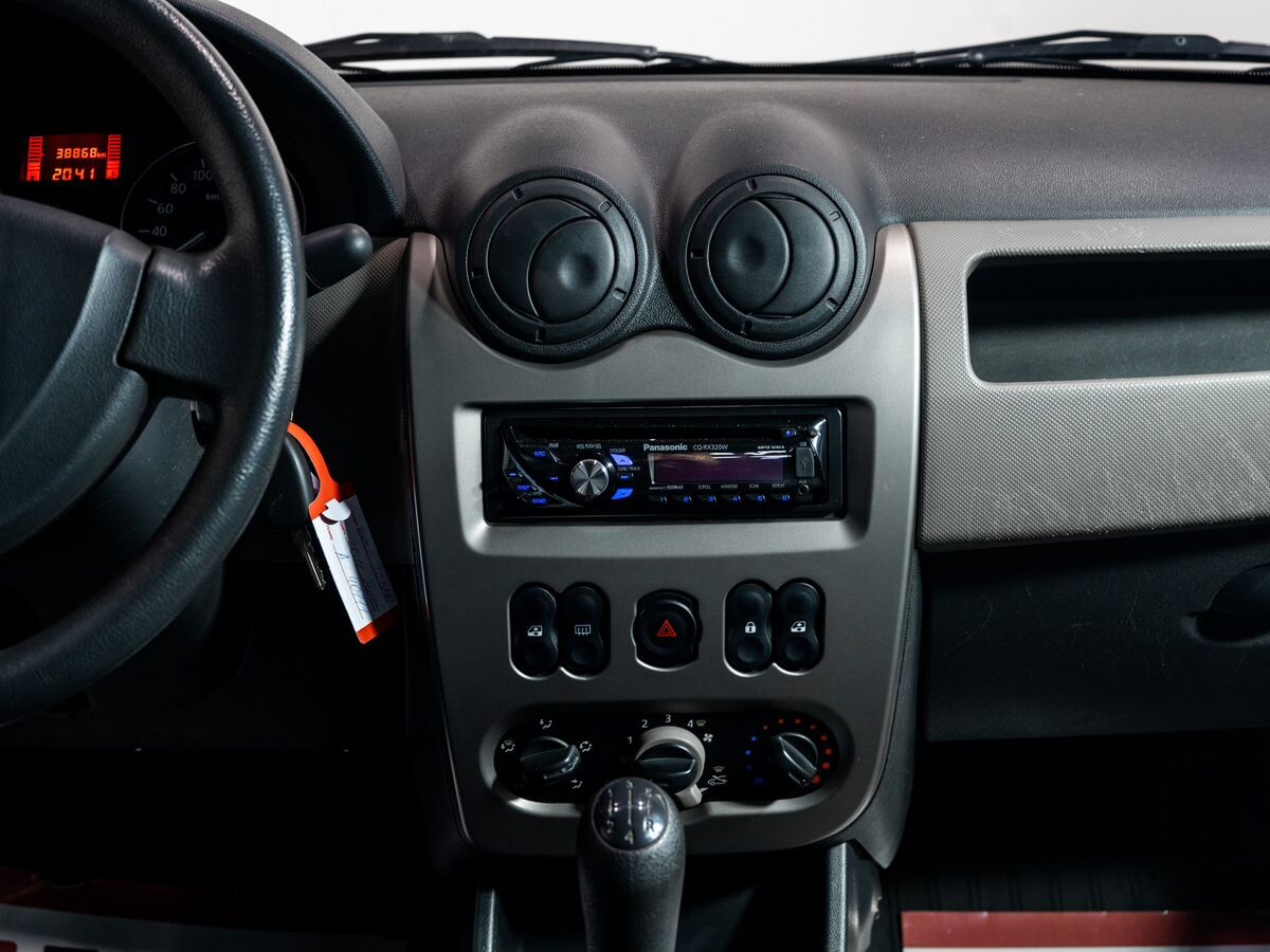 Renault Logan 2011 - фото автомобиля