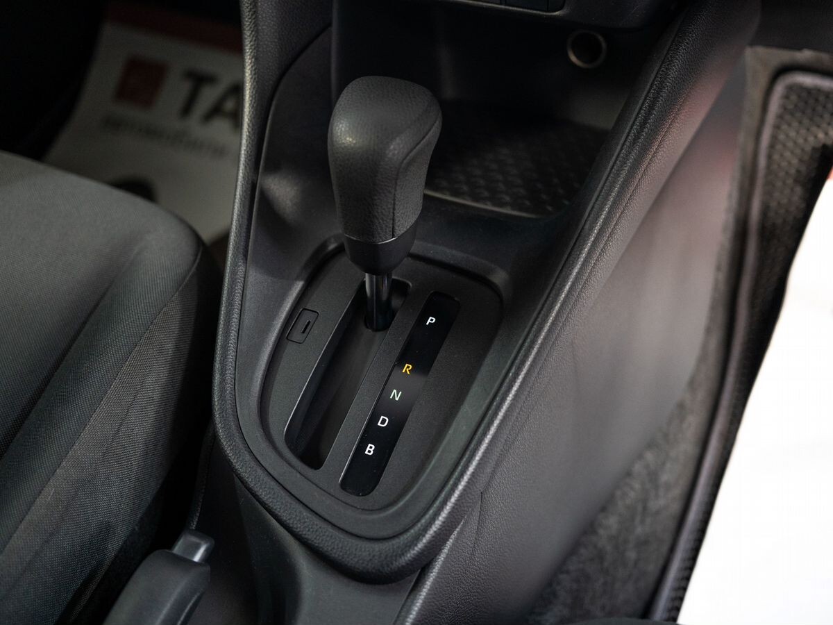 Toyota Yaris 2021 - фото автомобиля