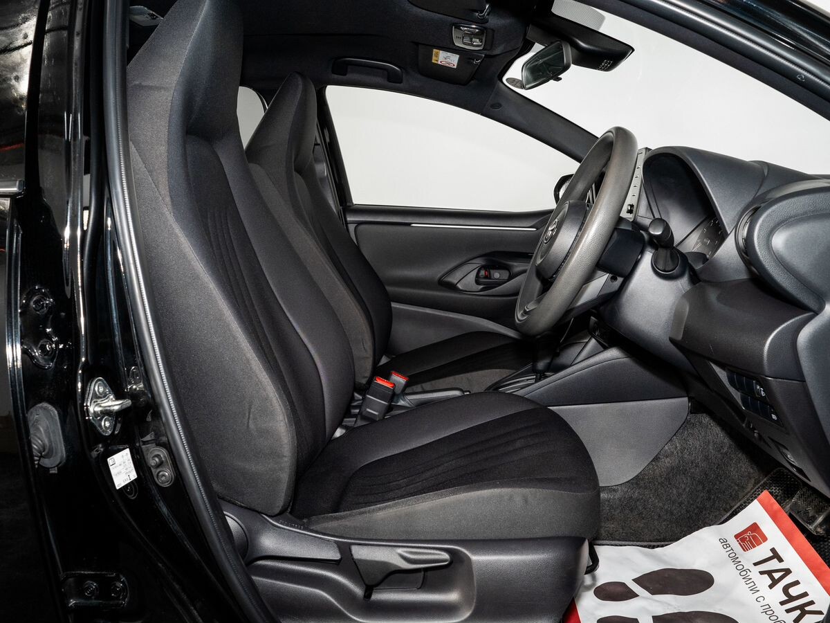 Toyota Yaris 2021 - фото автомобиля