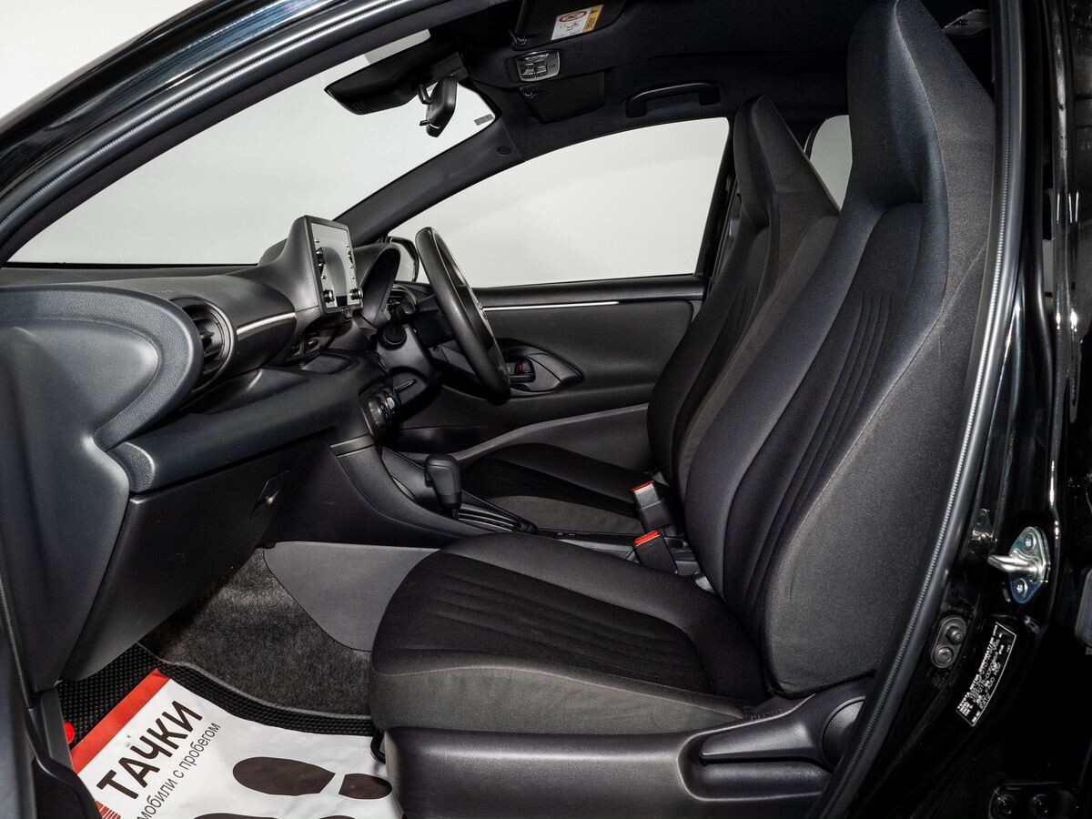 Toyota Yaris 2021 - фото автомобиля