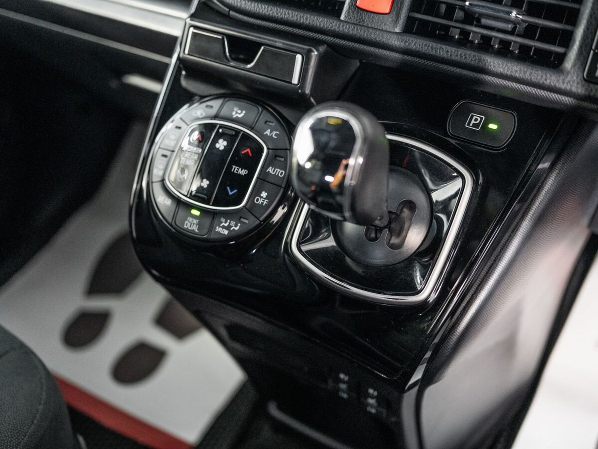 Toyota Noah 2018 - фото автомобиля