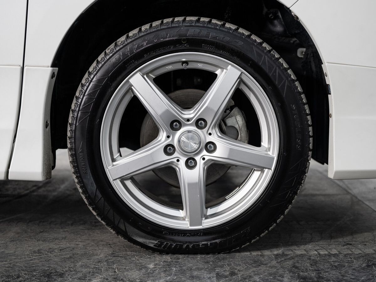 Toyota Noah 2018 - фото автомобиля