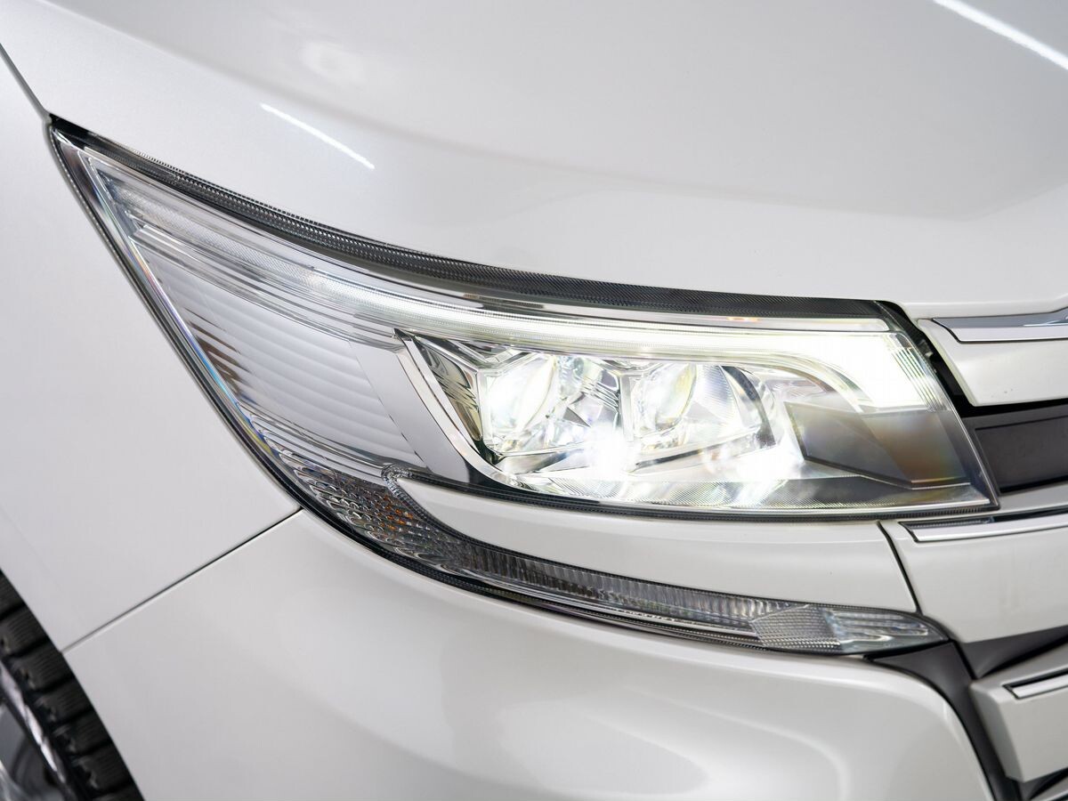 Toyota Noah 2018 - фото автомобиля