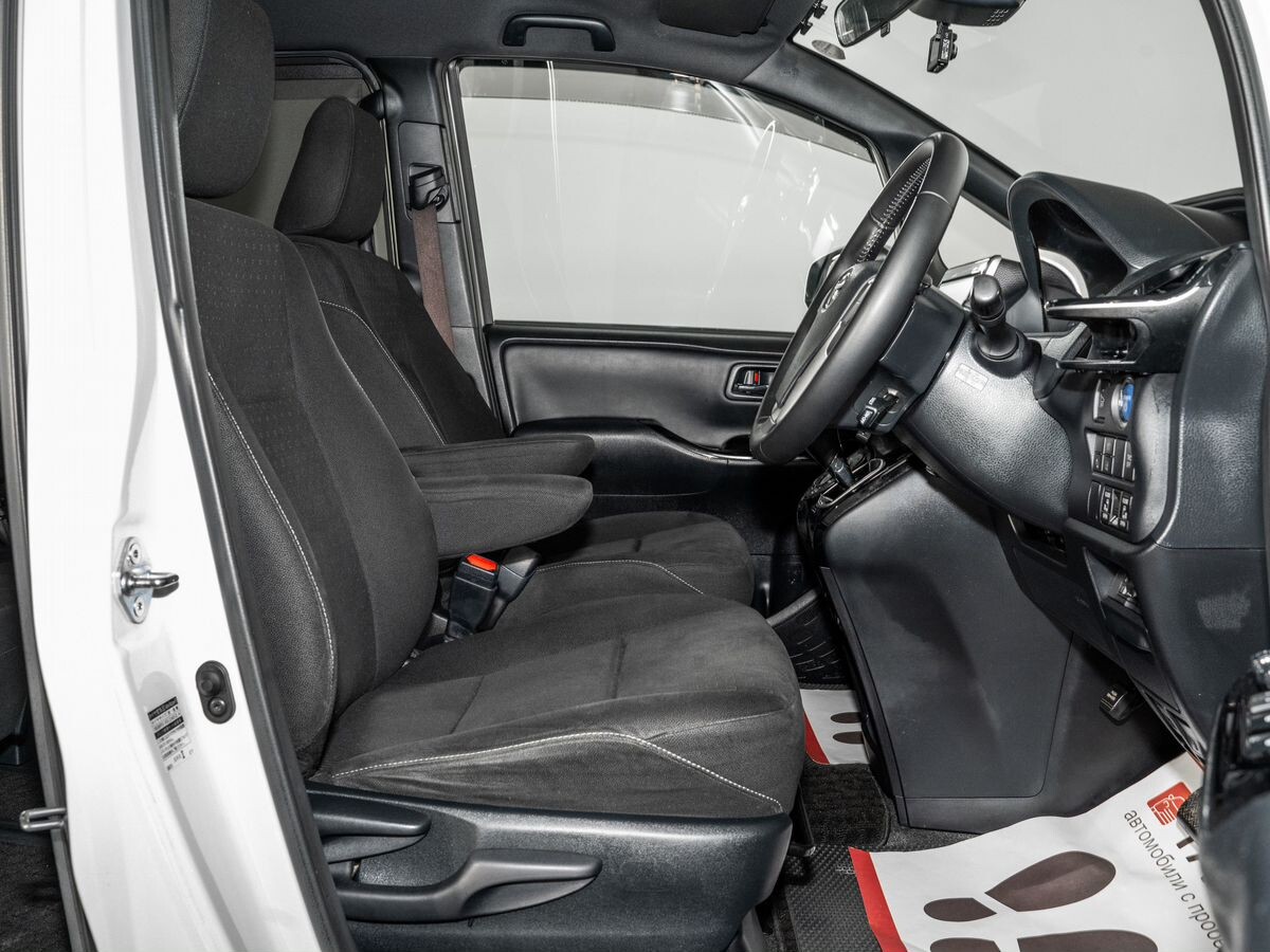 Toyota Noah 2018 - фото автомобиля