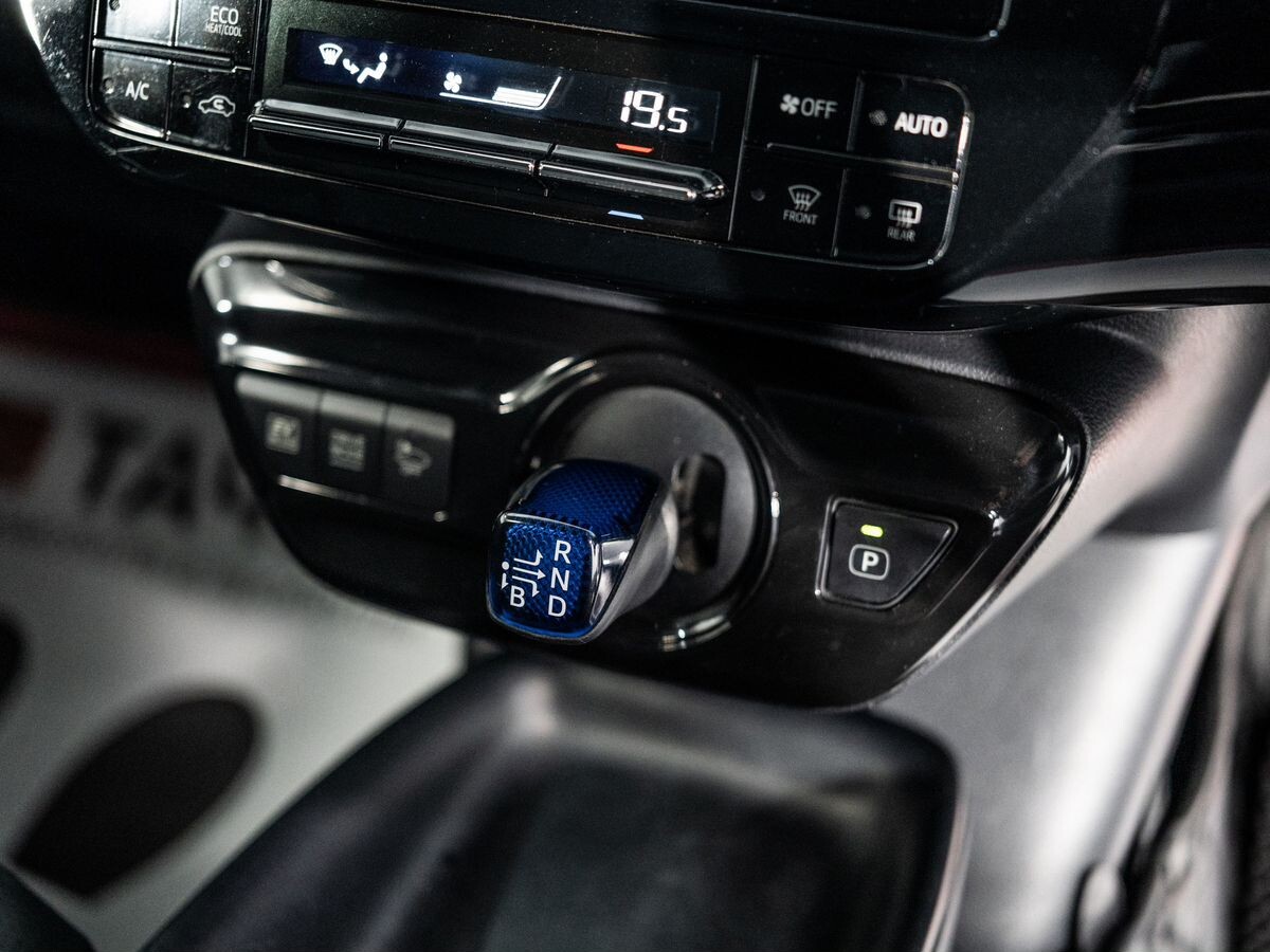 Toyota Prius 2018 - фото автомобиля