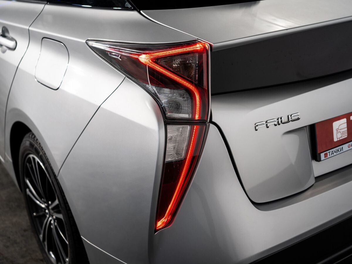 Toyota Prius 2018 - фото автомобиля