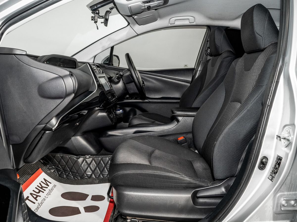 Toyota Prius 2018 - фото автомобиля