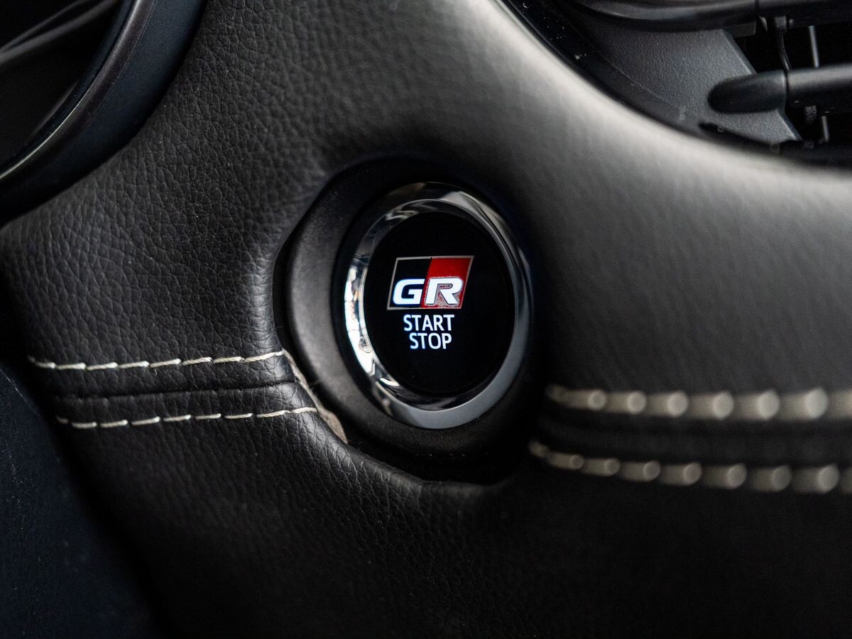 Toyota C-HR 2019 - фото автомобиля