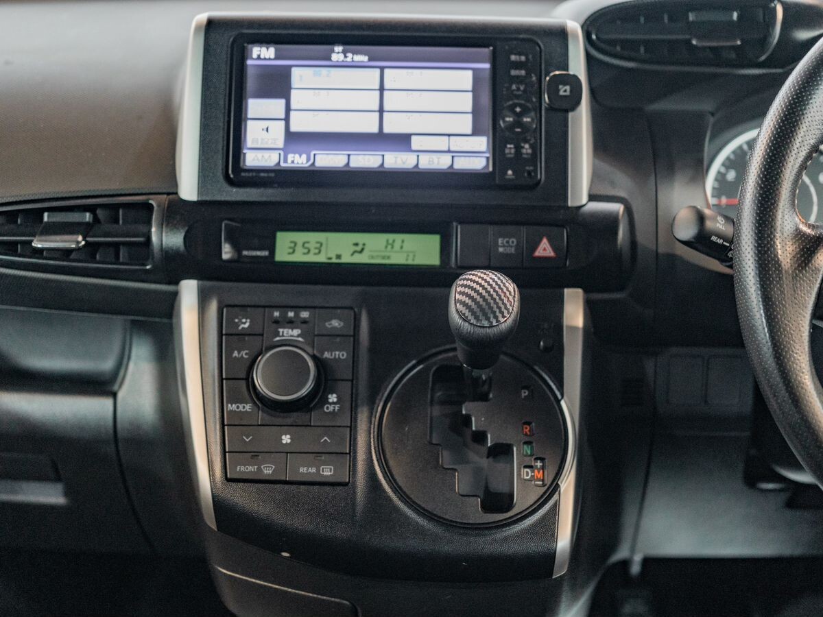 Toyota Wish 2011 - фото автомобиля