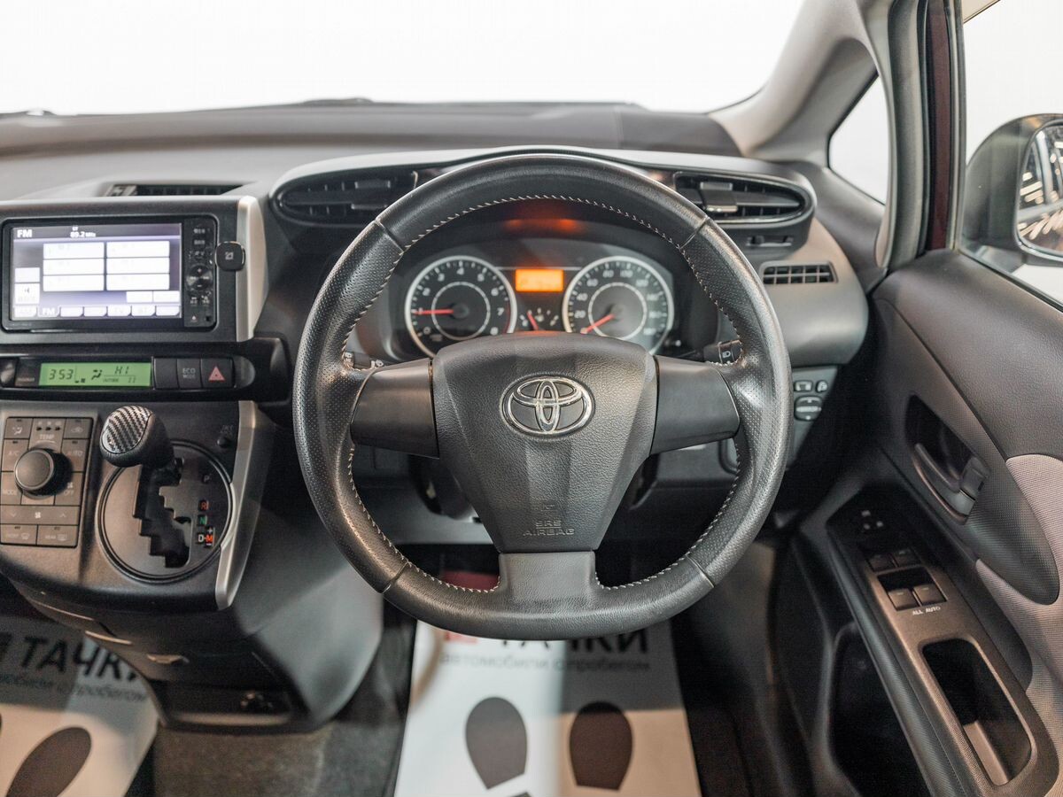 Toyota Wish 2011 - фото автомобиля
