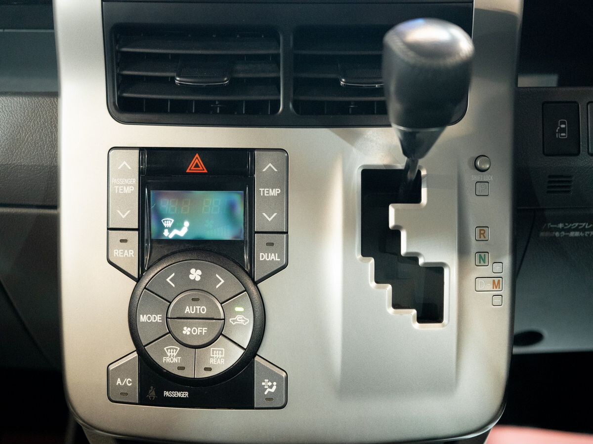 Toyota Voxy 2007 - фото автомобиля