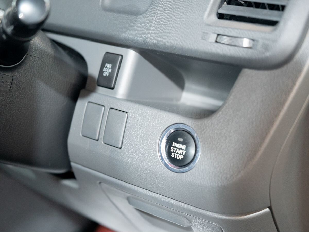 Toyota Voxy 2007 - фото автомобиля