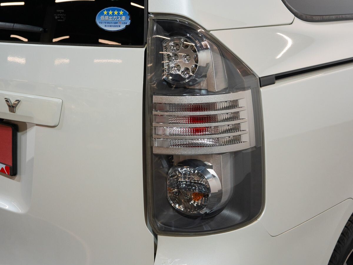 Toyota Voxy 2007 - фото автомобиля