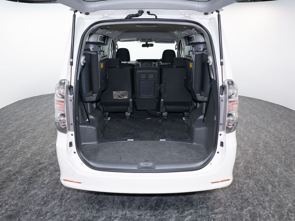 Toyota Voxy 2007 - фото автомобиля