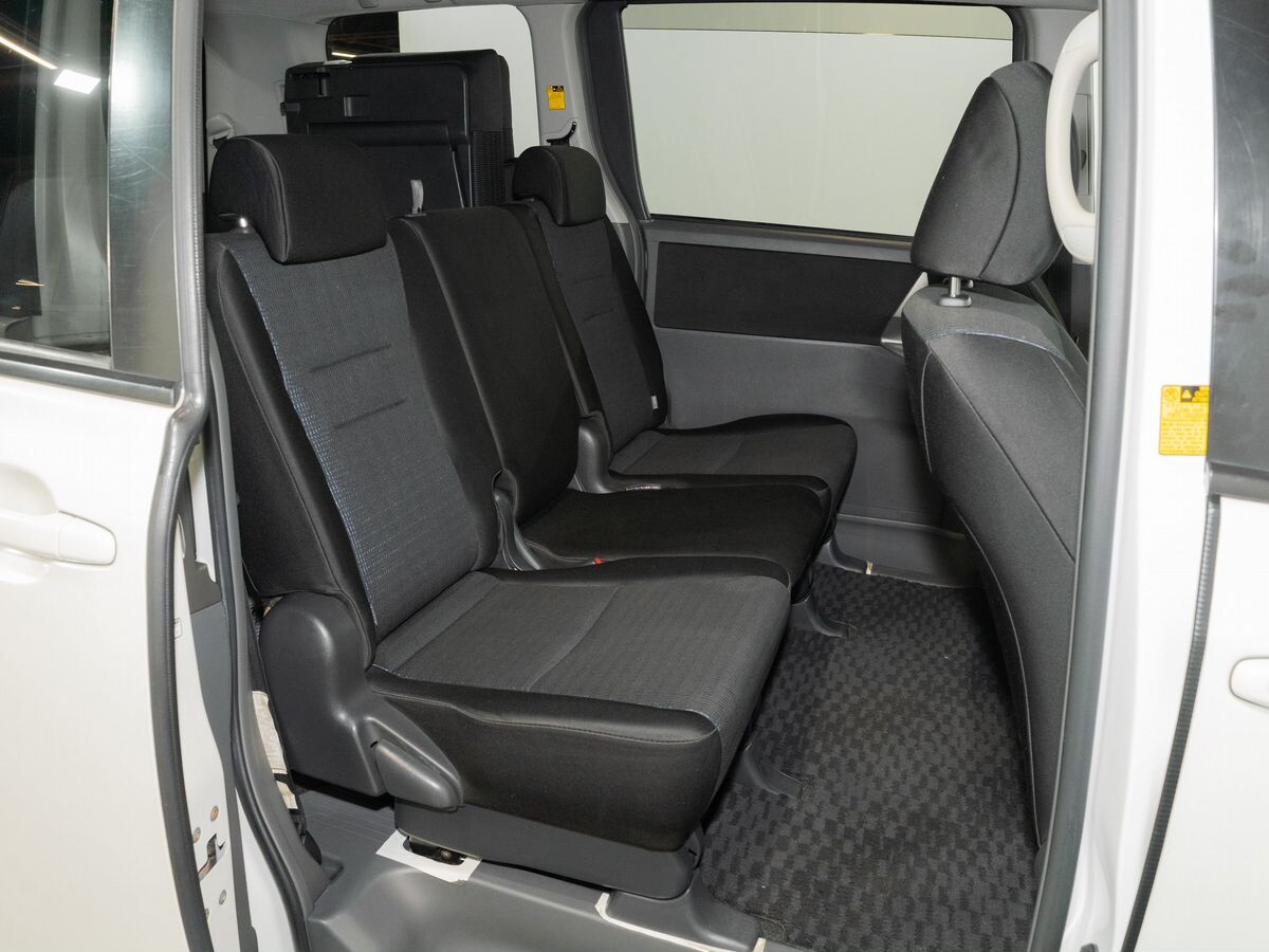 Toyota Voxy 2007 - фото автомобиля