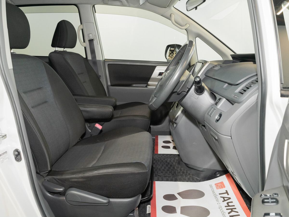 Toyota Voxy 2007 - фото автомобиля