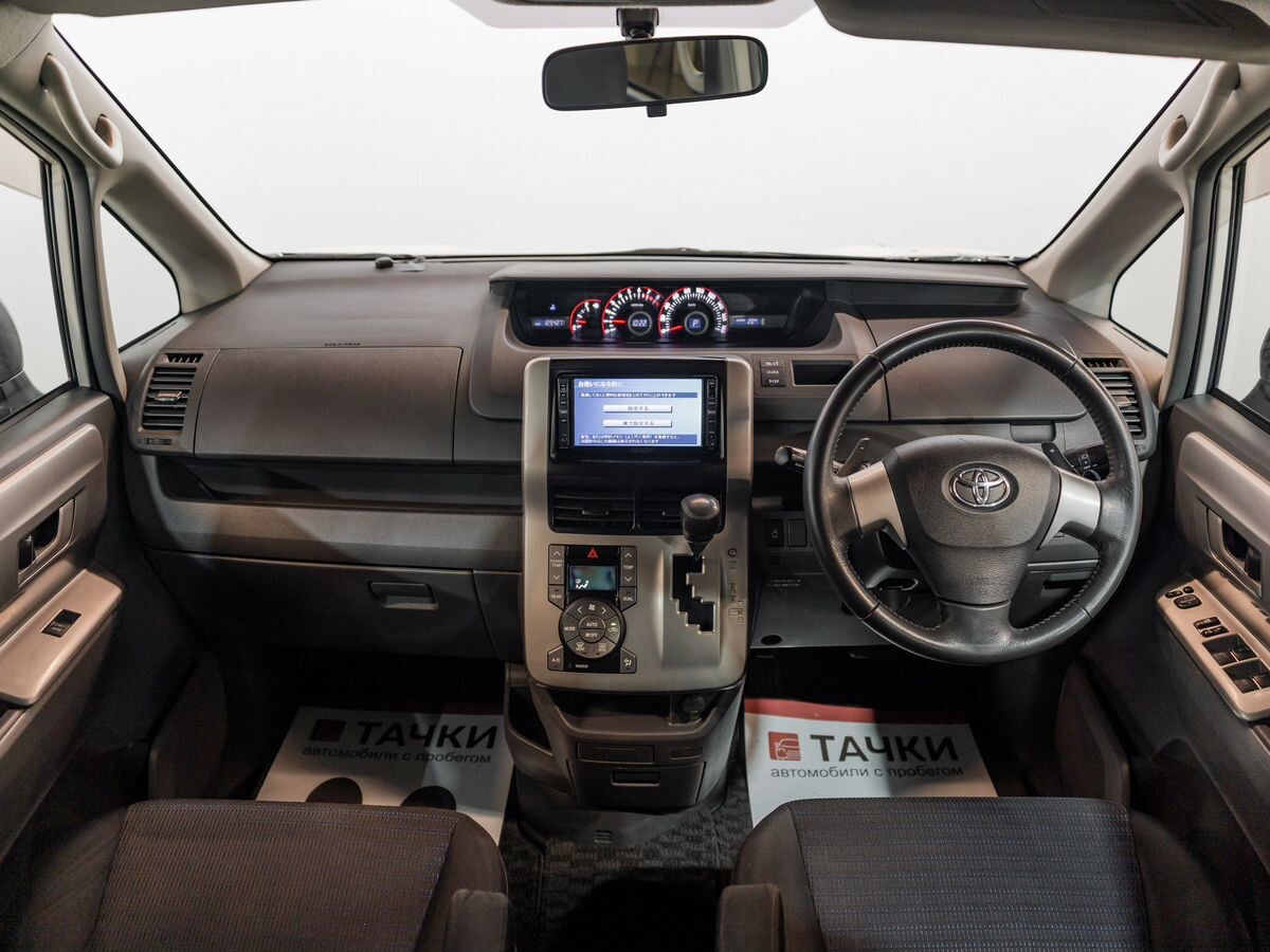 Toyota Voxy 2007 - фото автомобиля