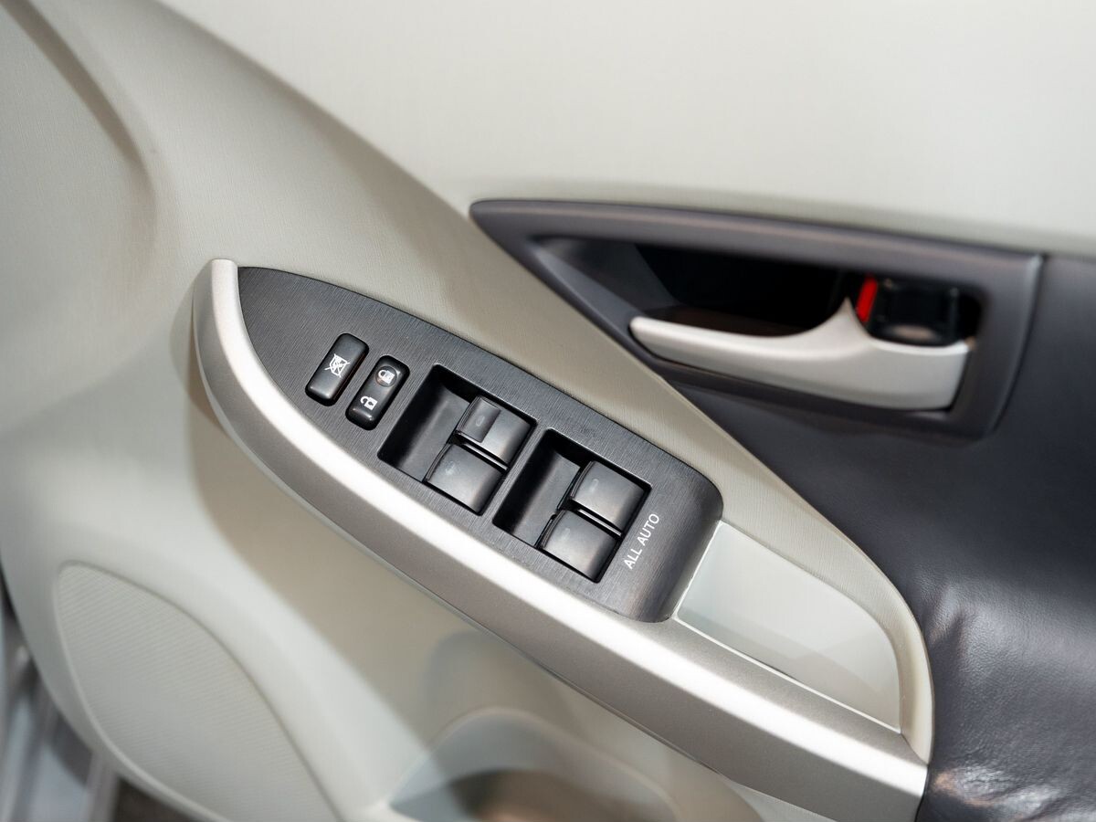 Toyota Prius 2010 - фото автомобиля