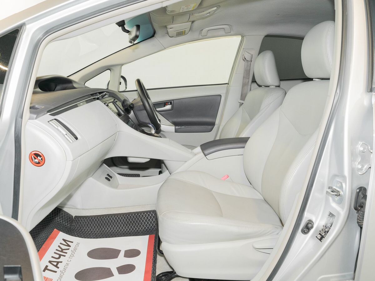 Toyota Prius 2010 - фото автомобиля