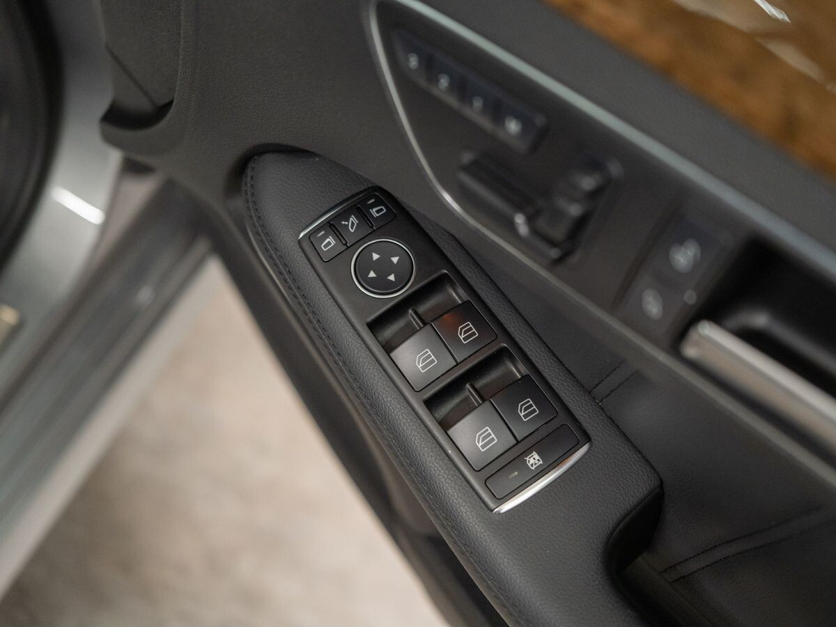 Mercedes-Benz E-Класс 2011 - фото автомобиля