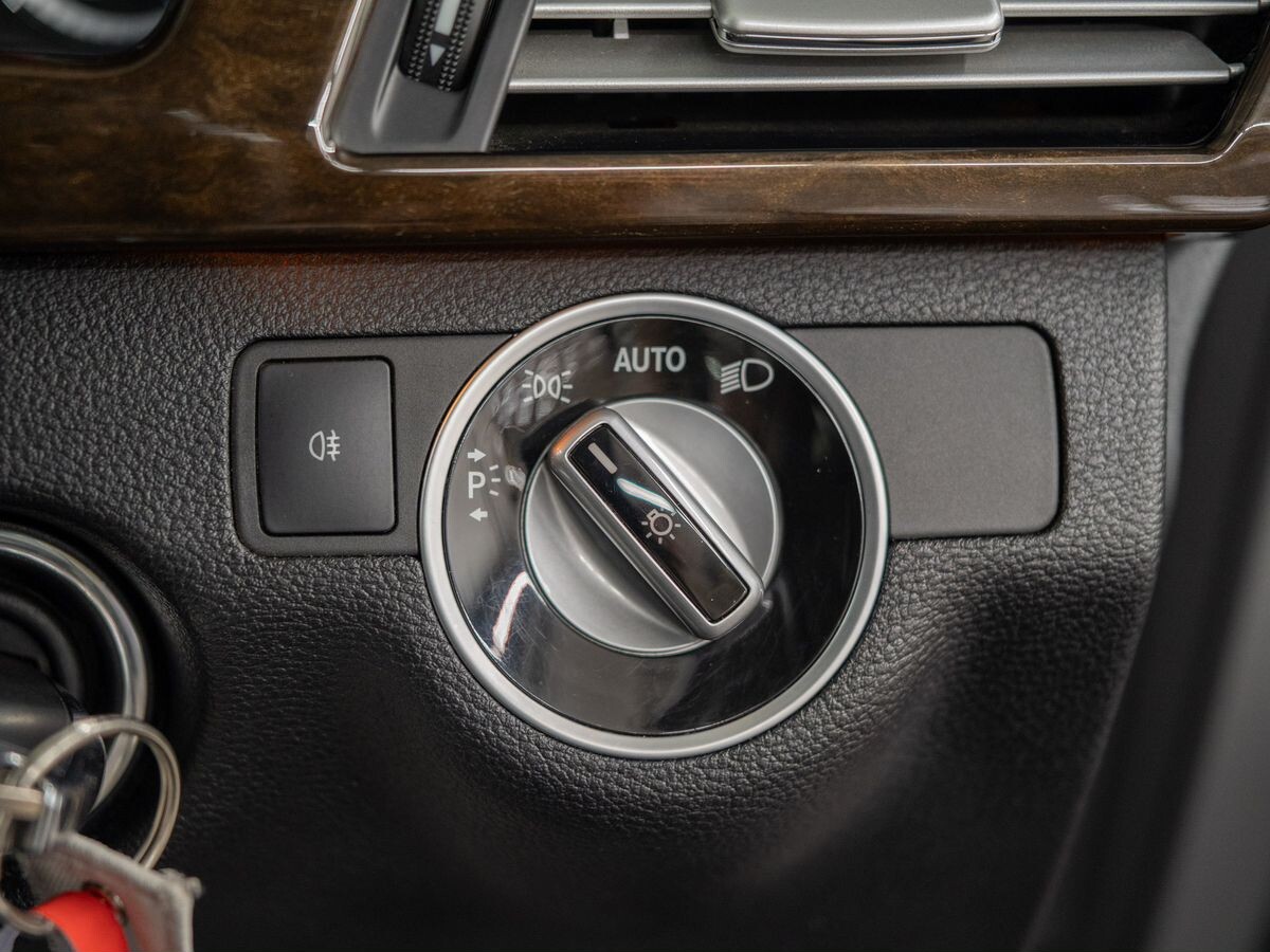 Mercedes-Benz E-Класс 2011 - фото автомобиля