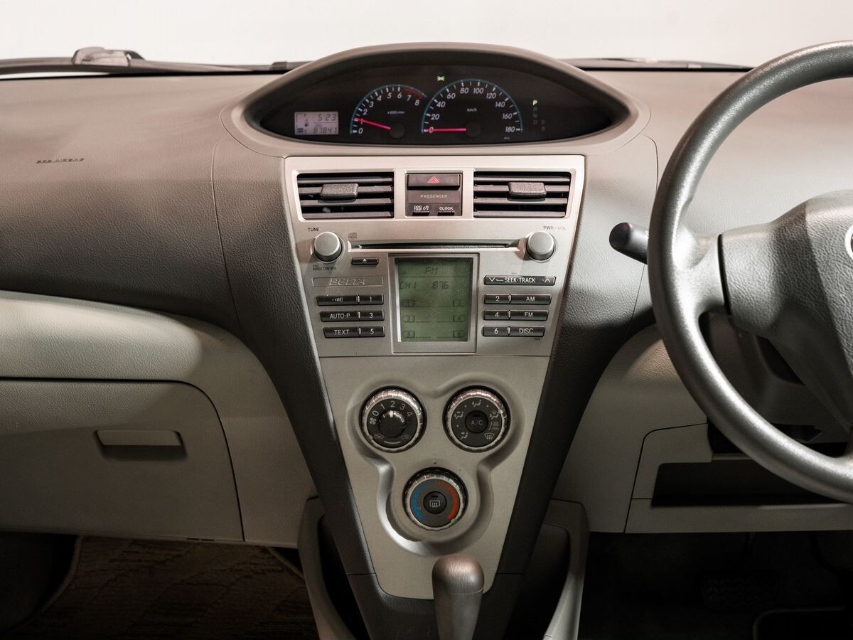 Toyota Belta 2009 - фото автомобиля