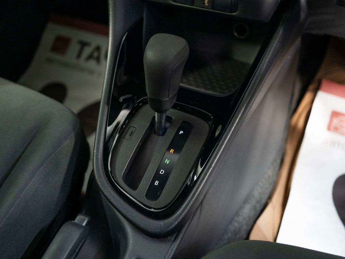 Toyota Yaris 2020 - фото автомобиля