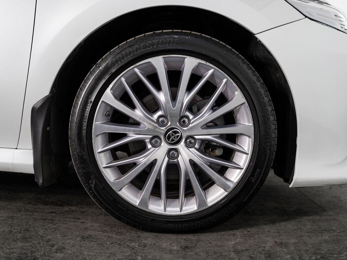 Toyota Camry 2020 - фото автомобиля