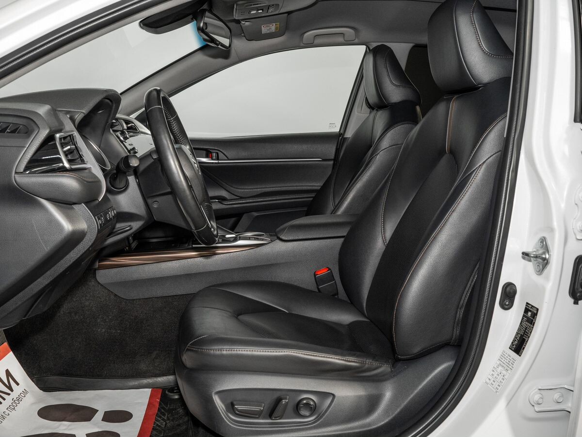 Toyota Camry 2020 - фото автомобиля